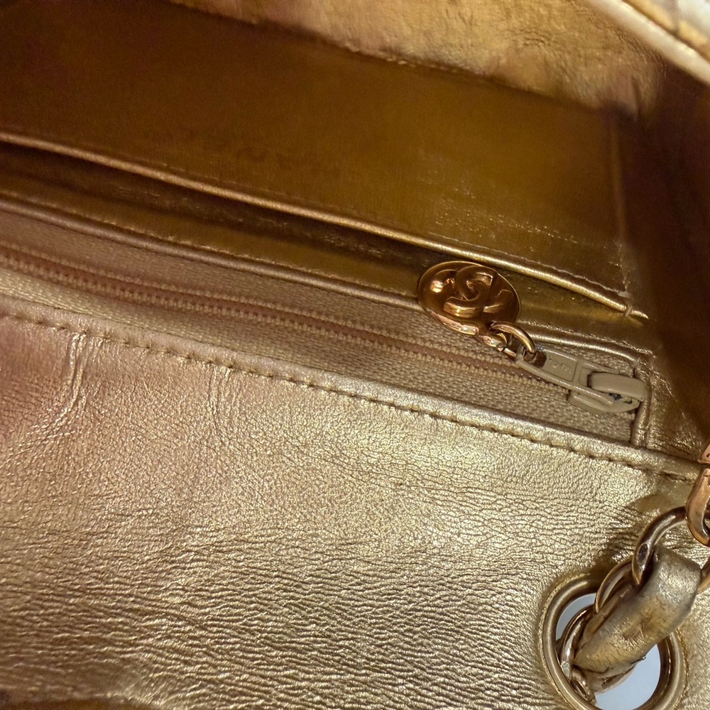 RARE CHANEL VINTAGE GOLD LAMBSKIN
CLASSIC SQUARE MINI FLAP BAG 24K GOLD PLATED - Picture 13 of 15